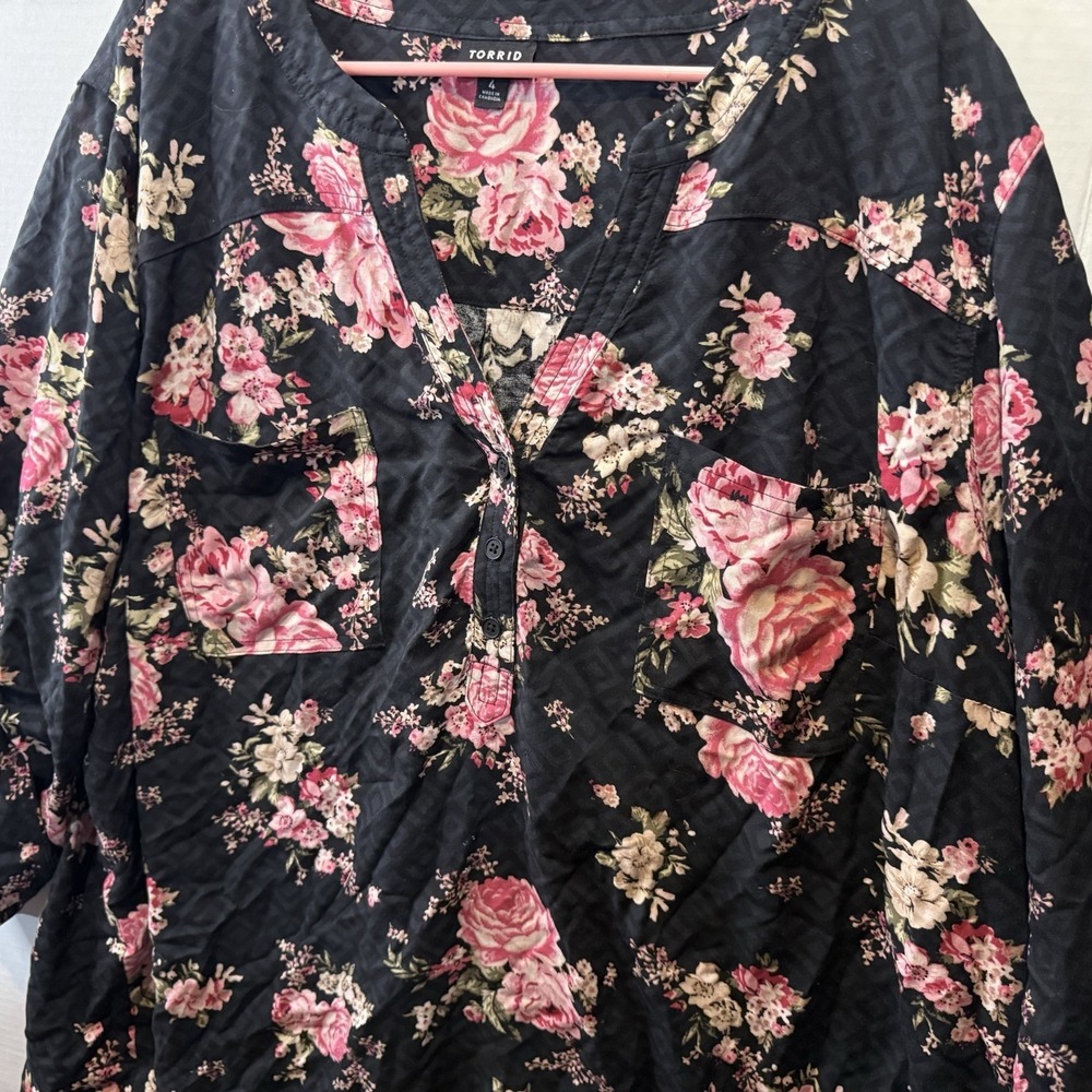 Torrid Women's Popover Top Plus Sz 4 Pink Black Floral Roll Tab Sleeves Pullover - Picture 7 of 9